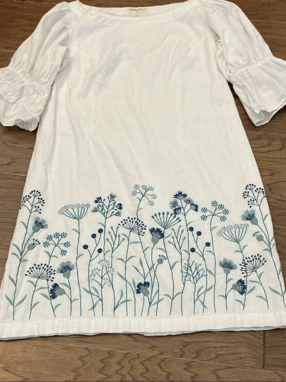 Bombay Paisley White Vintage Inspired Ebroidered Mini Dress wBlue Floral Hem - Picture 5 of 10